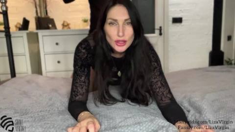 Брюнетка Лиза Liza Virgin захотела трахаться