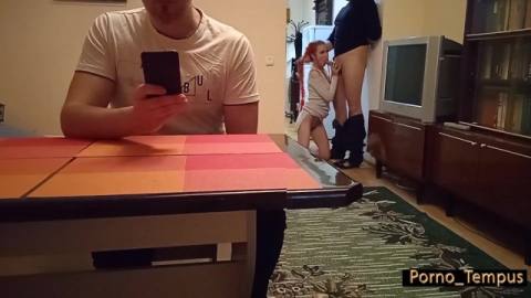 Отсасывает мужику, пока муж не видит