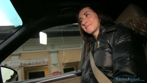 Красавица Адль отдалась в машине