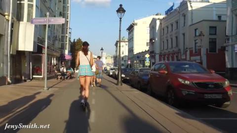 JENY SMITH прокатилась на самокате