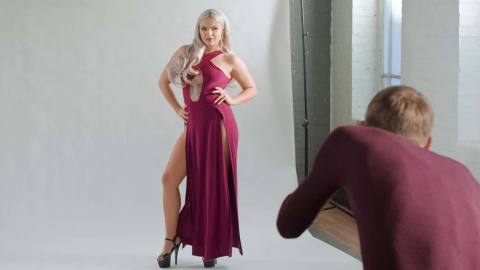 Модель блондиночку имеет фотограф