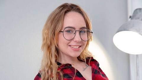 Возбужденная молодка Белла Bella Mur хочет его член