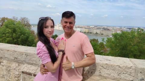 Папик спонсор трахает свою молоденькую брюнетку