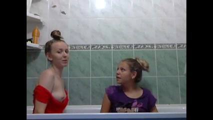 Русские девахи развлекаются в ванной