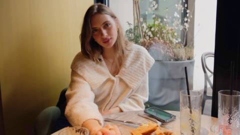 Дает девушке сосать хуй и отлично ебенит