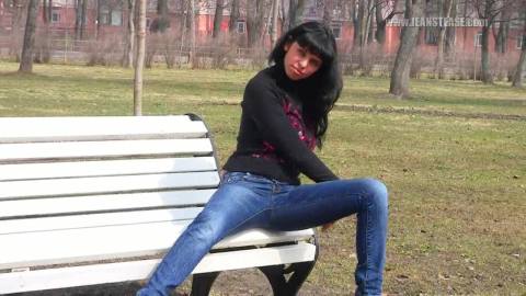 Кира на публике в джинсах 1