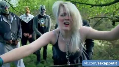 Он привел ее к друзьям - вурдалакам, упырям