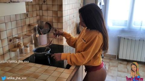 Жестко имеет свою самку прямо на кухне