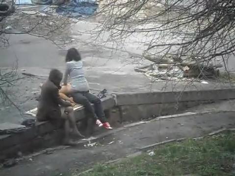 Телка смотрит как ее подруга трахается с парнем на улице а кто-то снимает на скрытую камеру