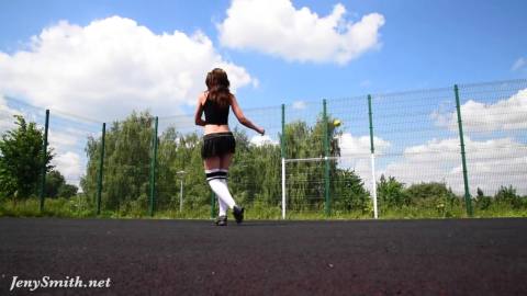 JENY SMITH на спортивной площадке