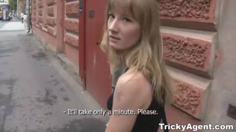 Худую блондинку с улицы развели на секс
