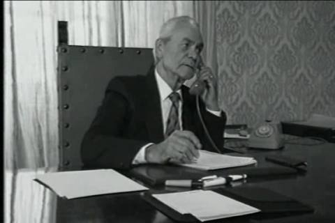 Чёрно-белая сцена с Пенелопой