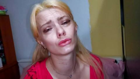 Телка сосет резиновый болт