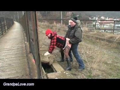 Под мостом ебенит телку