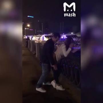 Секс-видео с Настей Рыбкой на столичной набережной напротив гостиницы Украина