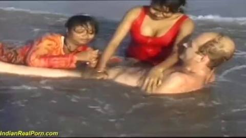 Купание мужика и ебля с двумя сучками