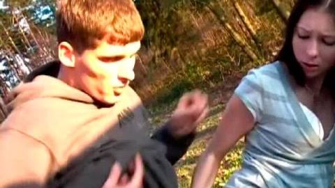 В машине и лесу пацан ебет молодую сиськастую девицу