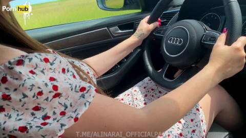 В машине девка пососала и потрахалась