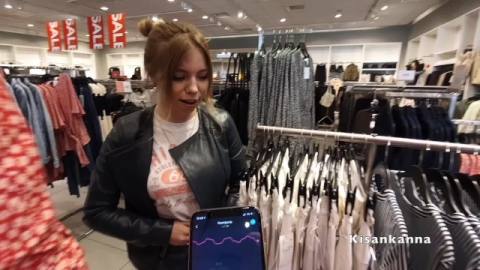Русская изменщица сосет в примерочной