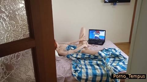 Ловит сводную сестру за дрочкой и имеет