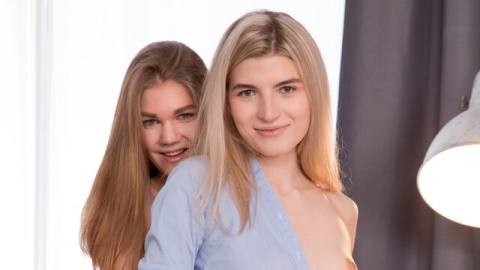 Лесбиянки лижут и резвятся с игрушками