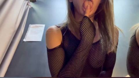 Молодка Элли Ellie Leen мастурбирует киску