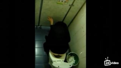 Пьяная в туалете