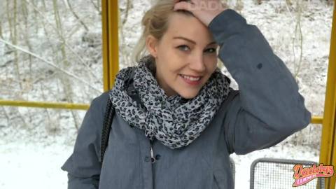 На улице имеет телку блондинку