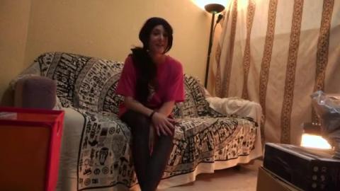 Мужик пердолит красотку и снимает видео