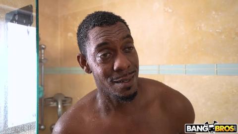 Негр здоровым хуем круто заебал белокожую милашку