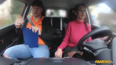 Инструктор в автомобиле затрахал сисястую самку