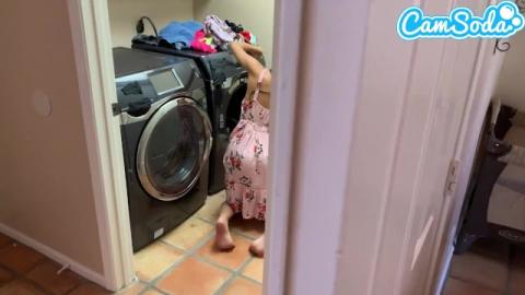 Брюнетку на дому ебет толстый член